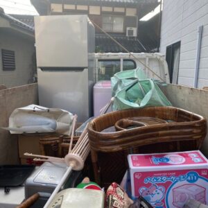 福岡県苅田町で空き家に残った粗大ごみを回収